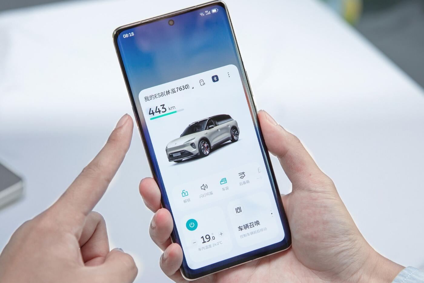 nio-phone-min-1400x933