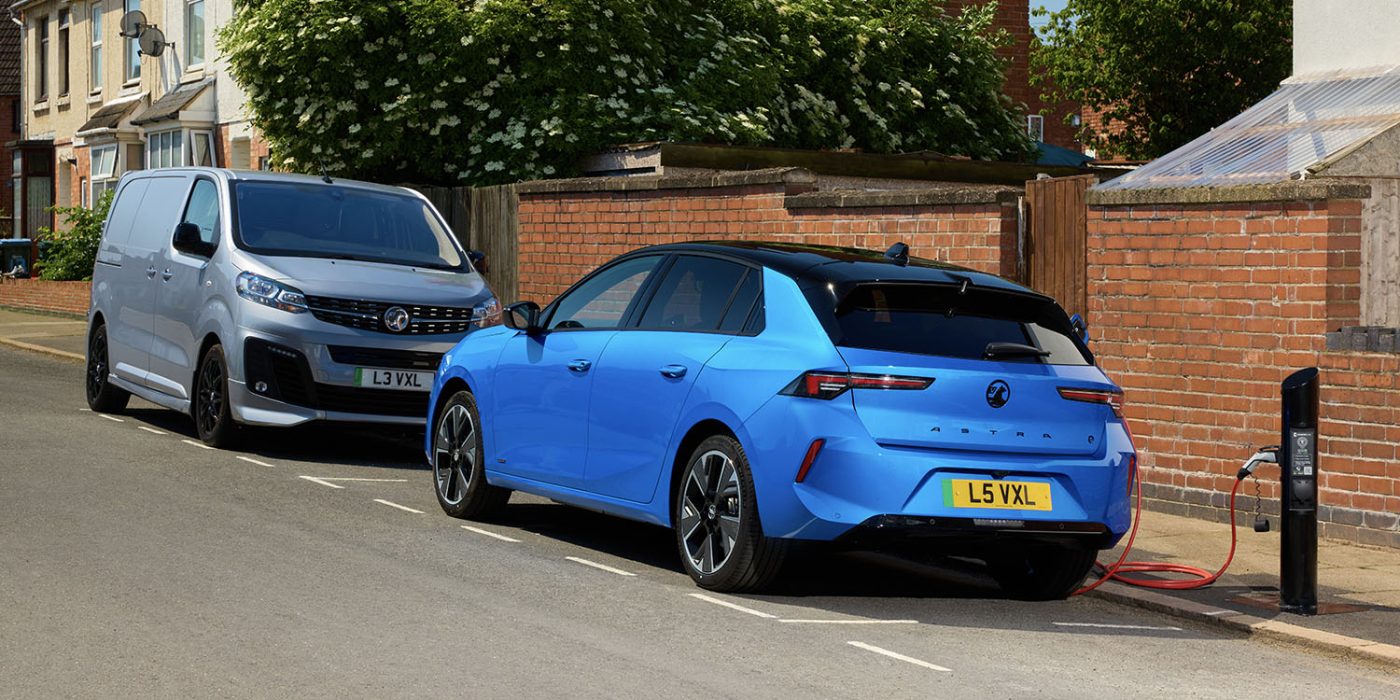 vauxhall-corsa-electric-connected-kerb-ladestation-charging-station-grossbritannien-uk-2023-01-min