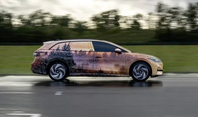 Teaser for Volkswagen ID.7 Tourer debuting in 2024