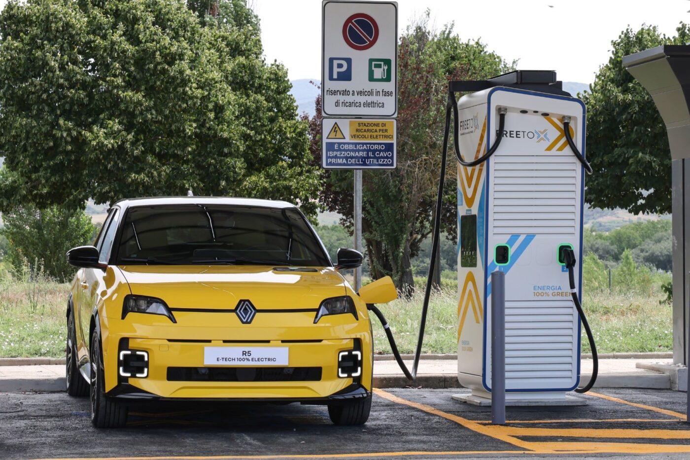 Free to x ladestation charging station italien italy renault min
