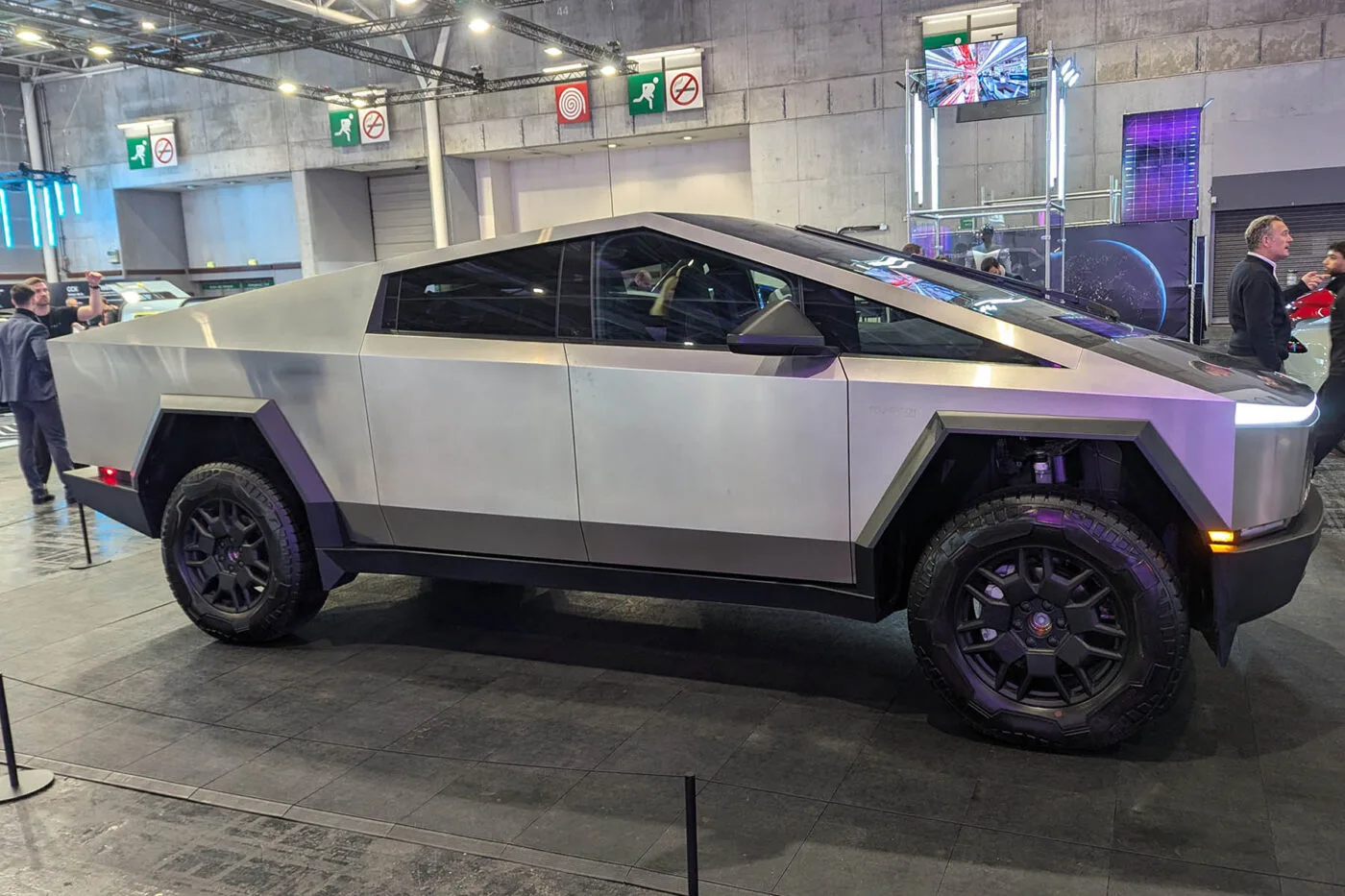 Tesla cybertruck pariser autosalon paris motor show min