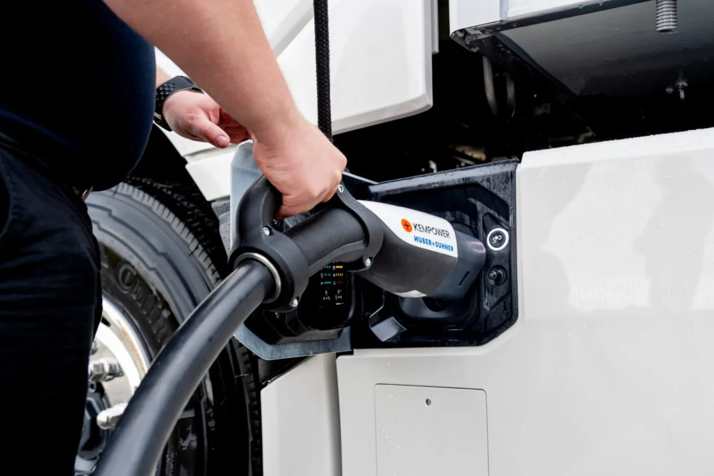 Kempower mcs megawatt ladestation charging station scania e lkw electric truck akso min