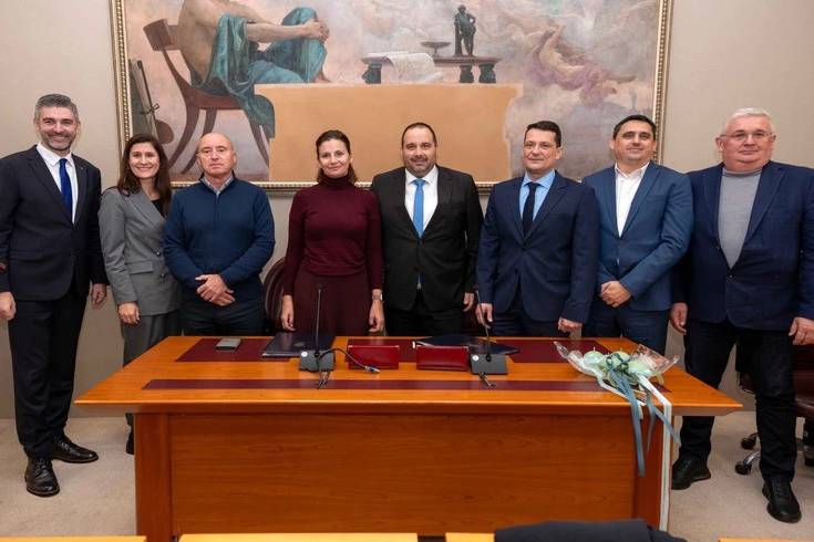 Dubrovnik town authority electric bus signing croatia