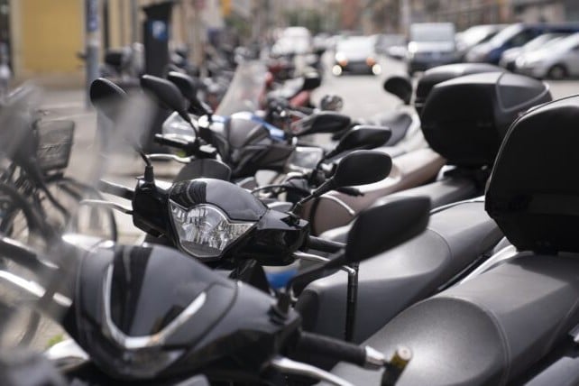 Spanien barcelona mopeds motorraeder symbolbild