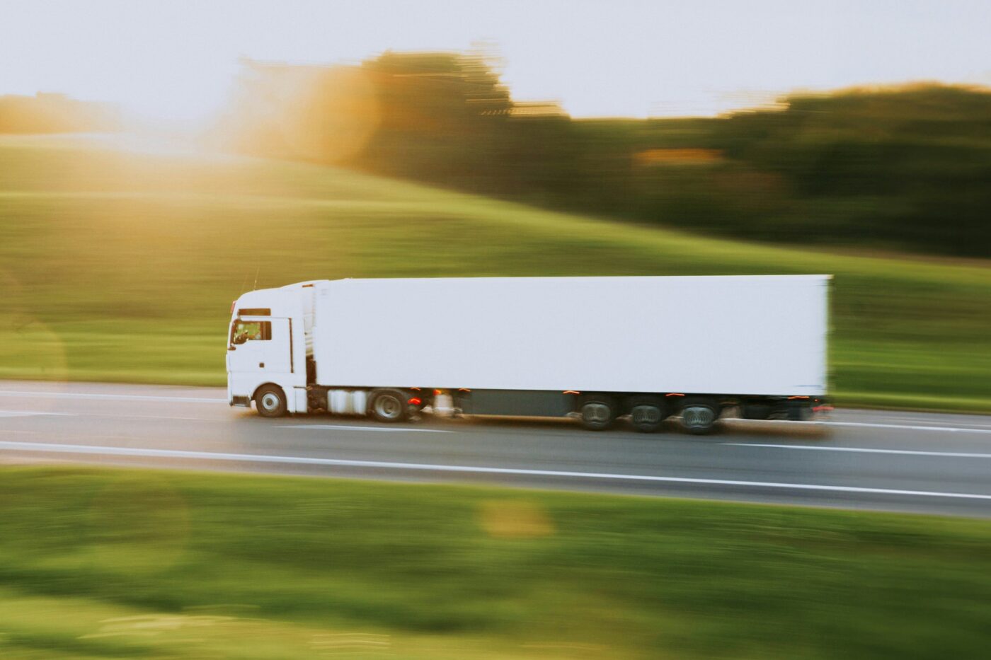 Lkw sattelschlepper symbolbild