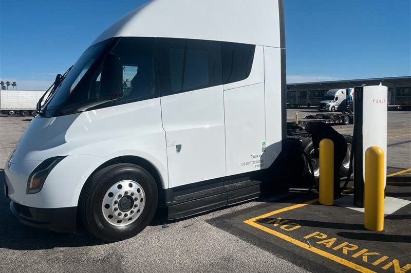 Tesla semi mcs megacharger ontario kalifornien usa