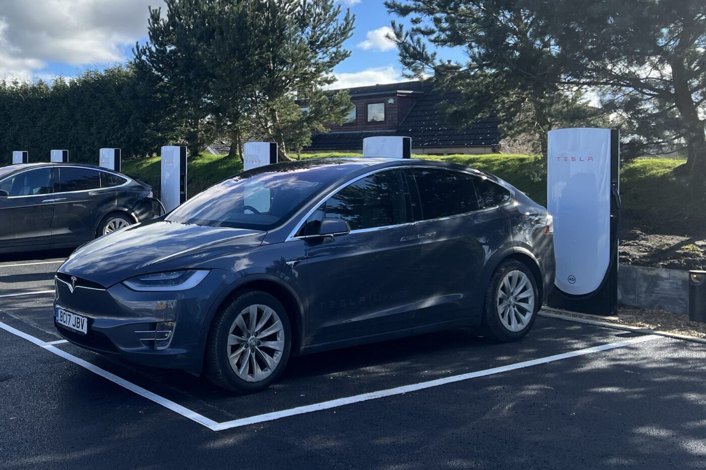 Tesla supercharger ladestation charging station grossbritannien uk min