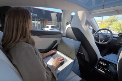Tesla robotaxi innen fahrgast