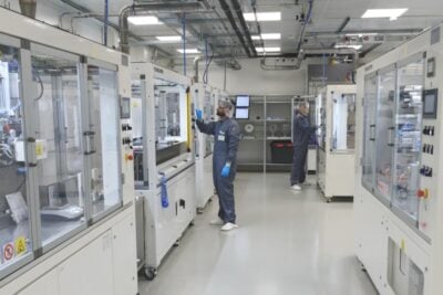 Halbautomatische Fertigung von Batteriezellen im Fraunhofer ISE