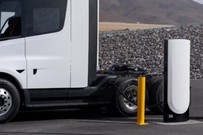 Tesla lkw ladestation