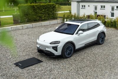 bodenplatte porsche wireless charging mit porsche cayenne electric Porsche Cayenne Electric mit Bodenplatte für Wireless Charging