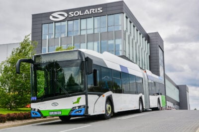 202609 solaris urbino 18 electric stettin electrive scaled 1 Stettin bestellt 20 weitere Urbino 18 electric bei Solaris. Die Elektro-Gelenkbusse sollen 2027 und 2028 ausgeliefert werden.