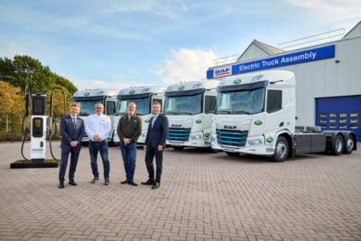 DAF-Präsident Jim Walenczak mit Vertretern von Arla Foods und DAF bei der Fahrzeugübergabe.