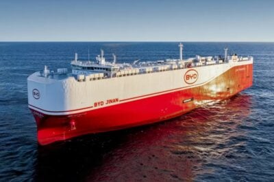 Die BYD Jinan ist ein Schiff, das bis zu 9.200 Autos transportieren kann