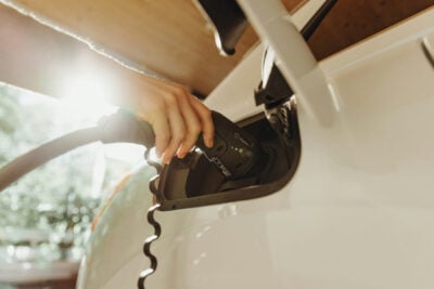 Elektroauto beim Ladevorgang an einer Ladesäule