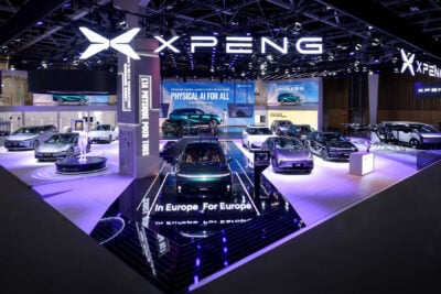 Xpeng g9l paris messestand trade fair hintergrund background