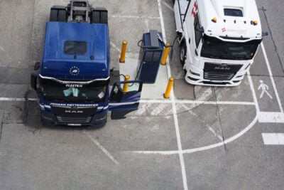 Lkw ladestation reservierung buchung truck charging station fryte man dettendorfer traton hintergrund background