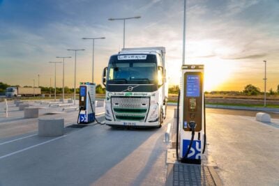 E-Lkw an der neuen Voltix-Ladestation in Vierzon
