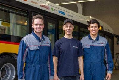 Die drei Gründer von Winduction (v.l.n.r.) vor ihrem Elektrobus: Laurin Schwitter, Sylvain Fricker und Sonam Bhuka.