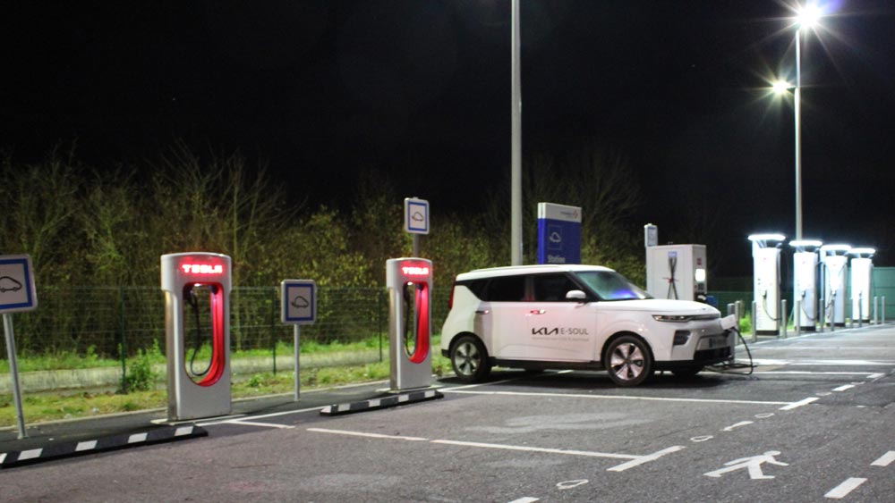 Stations Tesla et Ionity de nuit