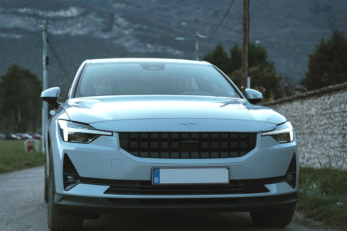 La Polestar 2 du nomade digital Christophe