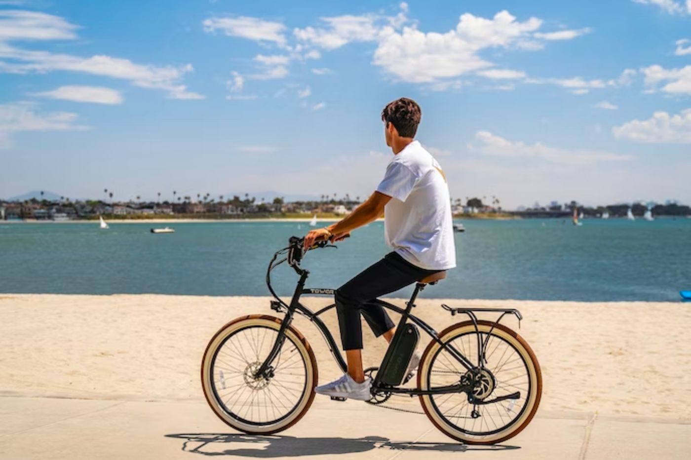 Homme utilisant un vélo électrique