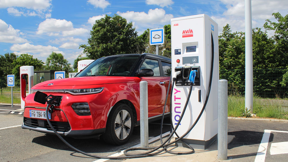 Peut-on voyager en 2023 en voiture électrique avec sérénité ?