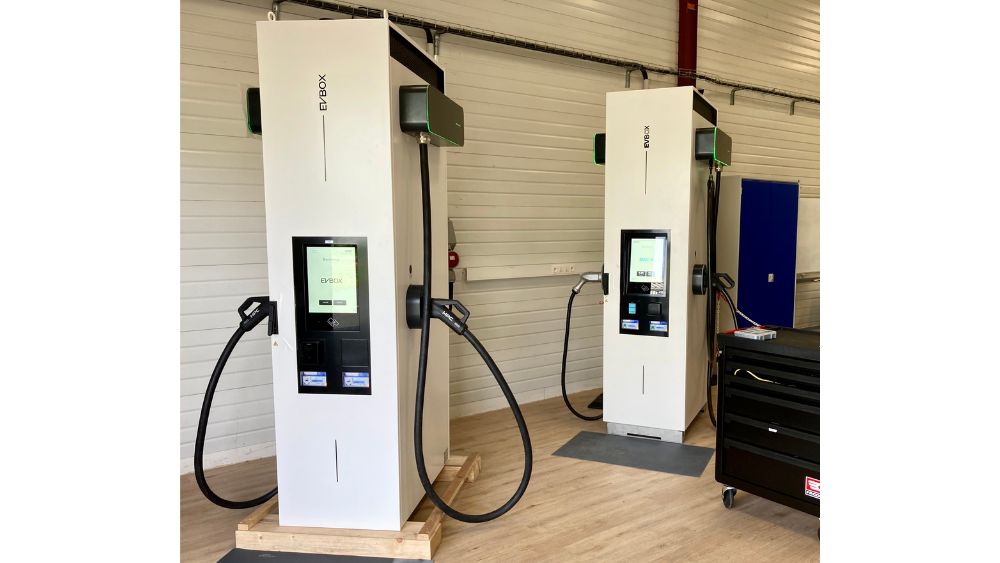 Bornes de recharge rapide EVBox au centre de formation de Canéjan.