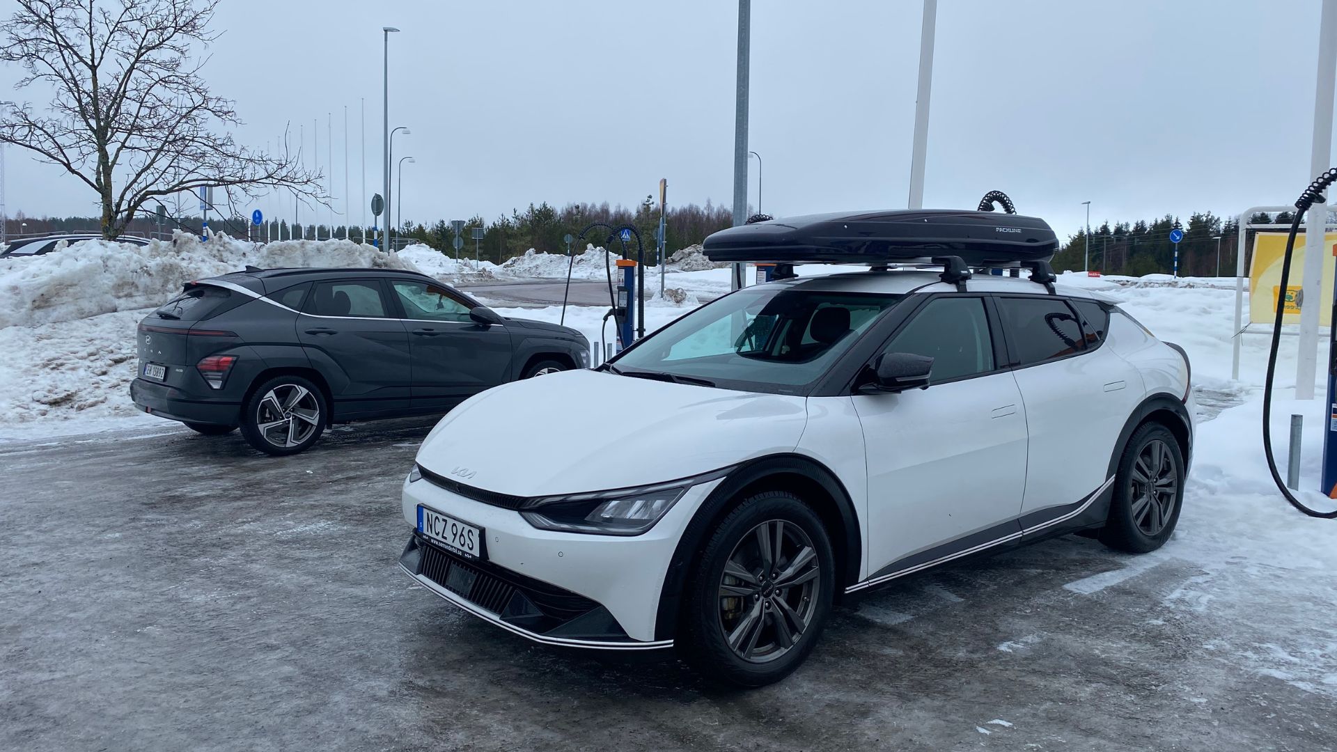 Un Kia EV6 et un Hyundai Kona à une borne Recharge en Norvège