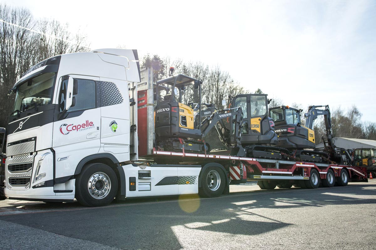 Des engins électriques de BTP transportés par camion électrique Volvo FH