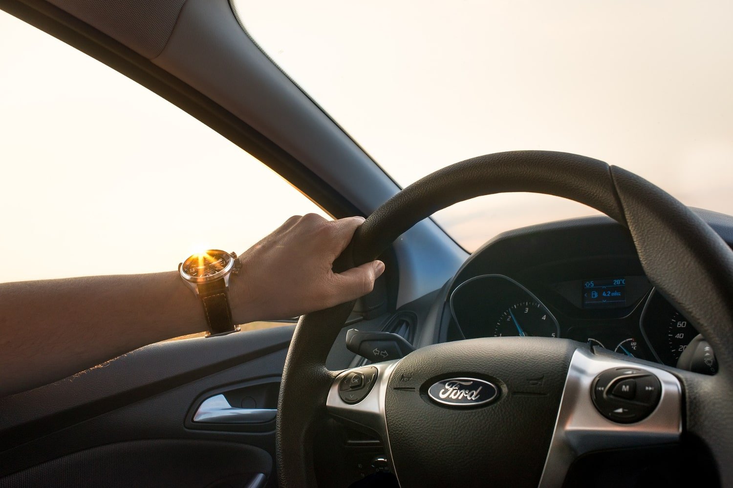 Ford Volant Voiture Route Circulation