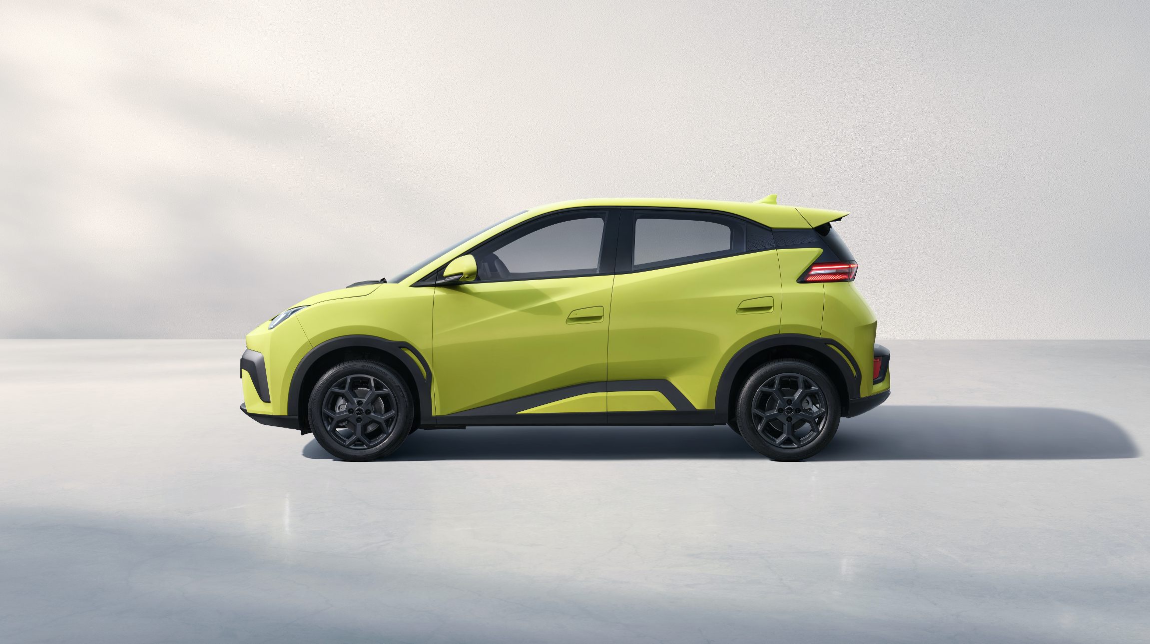BYD Dolphin de profil 