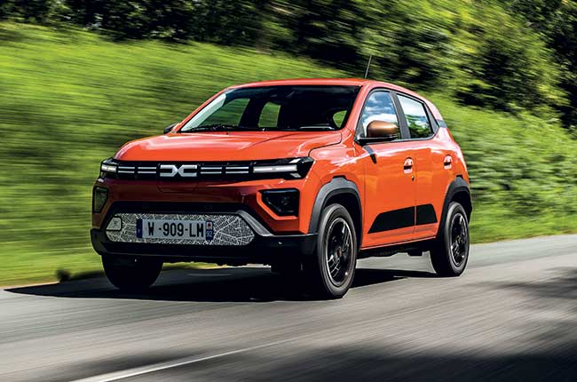 Restylée fin 2024, la Dacia Spring s’offre un petit moteur de 45 ch, alimenté par une batterie de 26,8 kWh pour 230 km d’autonomie. Comptez 16 900 euros.
