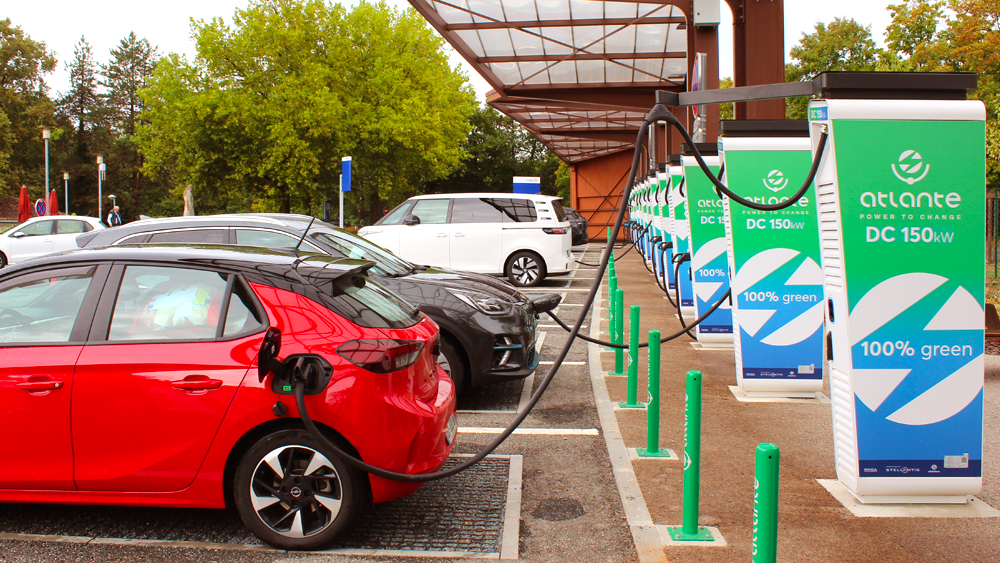 Voitures électriques en recharge sur une aire d'autoroute