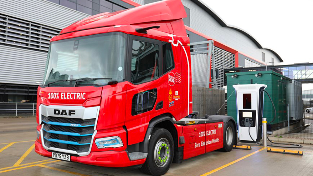 Tracteur routier 42 tonnes Daf XD 350E pour Royal Mail