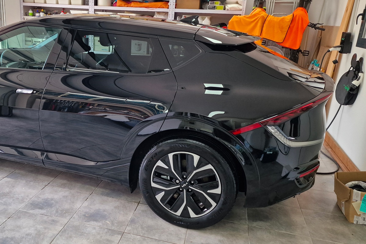 La Kia EV6 avec sa base de recharge