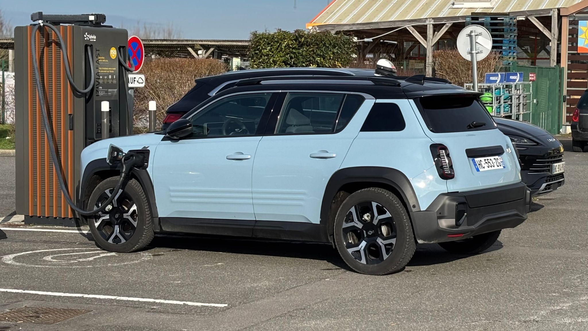 Renault 4 E-Tech en recharge sur une borne rapide IZIVIA Fast à Moret-sur-Loing