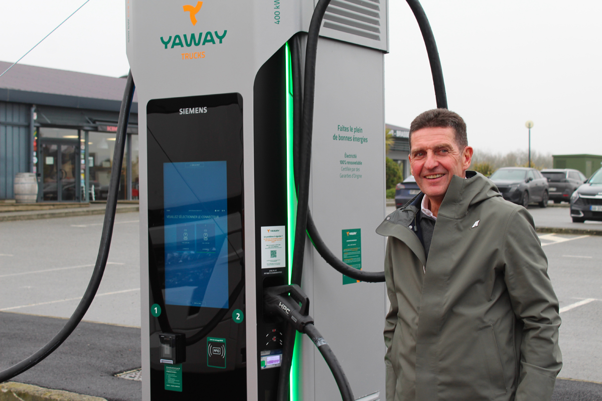 Bertrand Vivier à côté d'une borne Yaway pour poids lourds