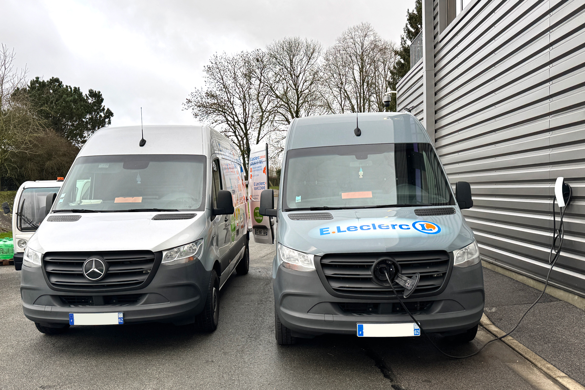 Les 2 Mercedes eSprinter de l'hypermarché Leclerc de Benoit