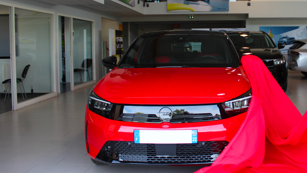 Opel Corsa-e en cours de livraison dans une concession