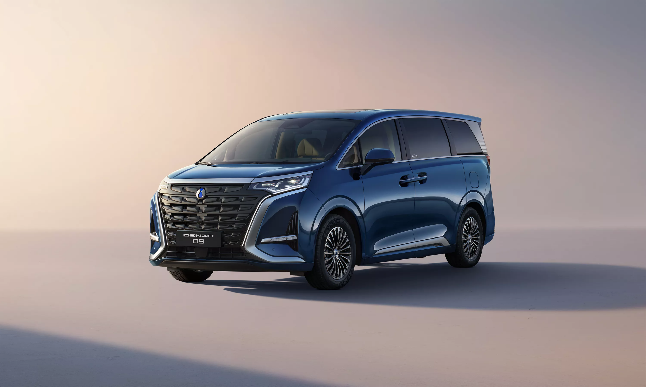 DENZA D9 DM-i : le monospace hybride premium qui veut bousculer le marché