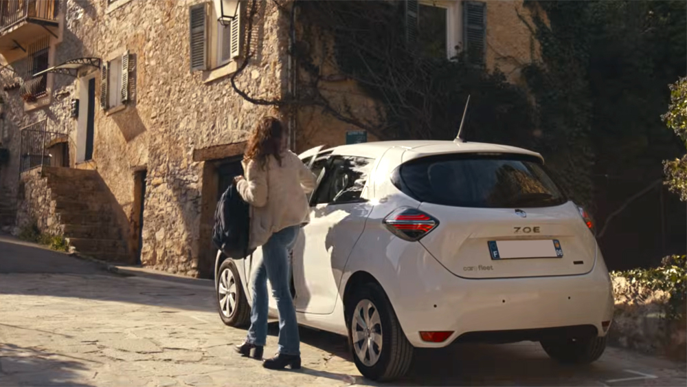 Aurore et sa Renault Zoé reconditionnée