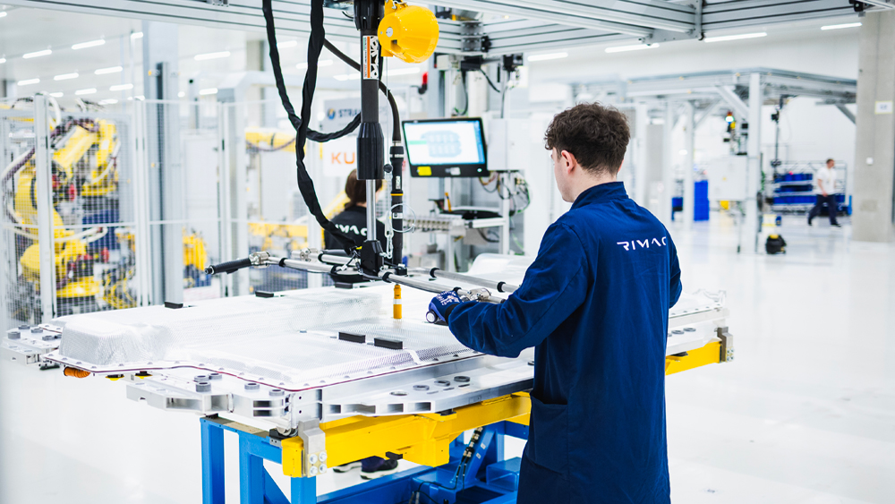Assemblage d'une batterie pour voiture électrique chez Rimac