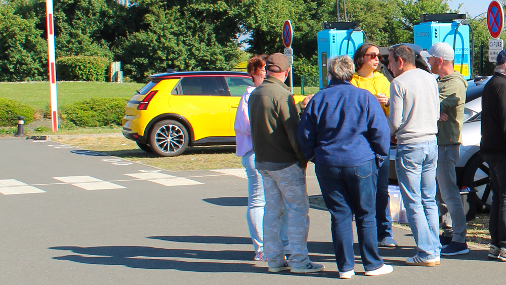 En jaune comme sa voiture, Cora, de la chaîne Electric Vince