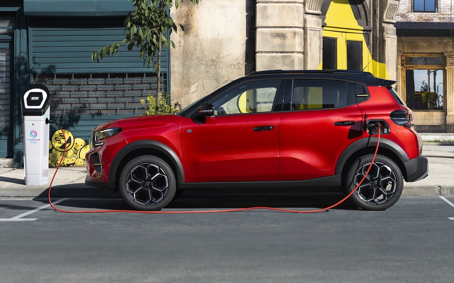 Citroën ë-C3 électrique rouge en recharge sur borne Free2move, modèle phare du leasing social 2026 à 95 €/mois