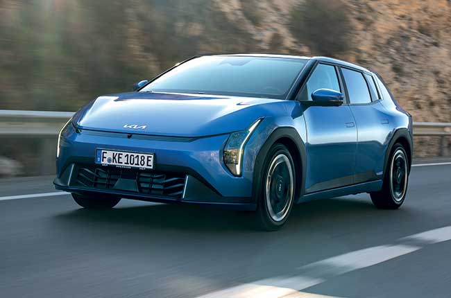 En 204 ch, la Kia EV4 s’équipe au choix de deux batteries de 58,3 kWh ou de 81,4 kWh, pour 440 km ou 625 km d’autonomie, à 38 290 euros ou à 42 890 euros.