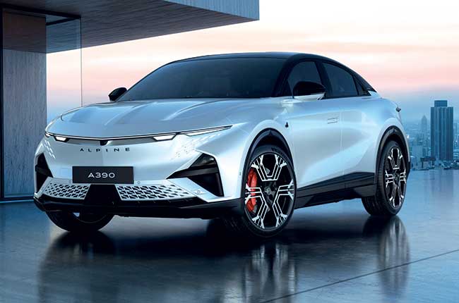 À 65 000 euros, l’Alpine A390 GT aligne une puissance totale de 400 ch avec ses trois moteurs électriques, et une batterie de 89 kWh pour 555 km d’autonomie.