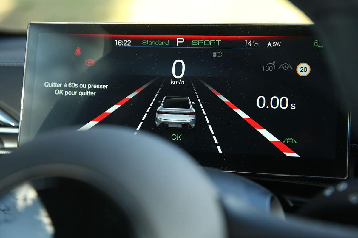 Écran numérique d'une BYD affichant le système d'assistance à la conduite autonome et le maintien de voie.
