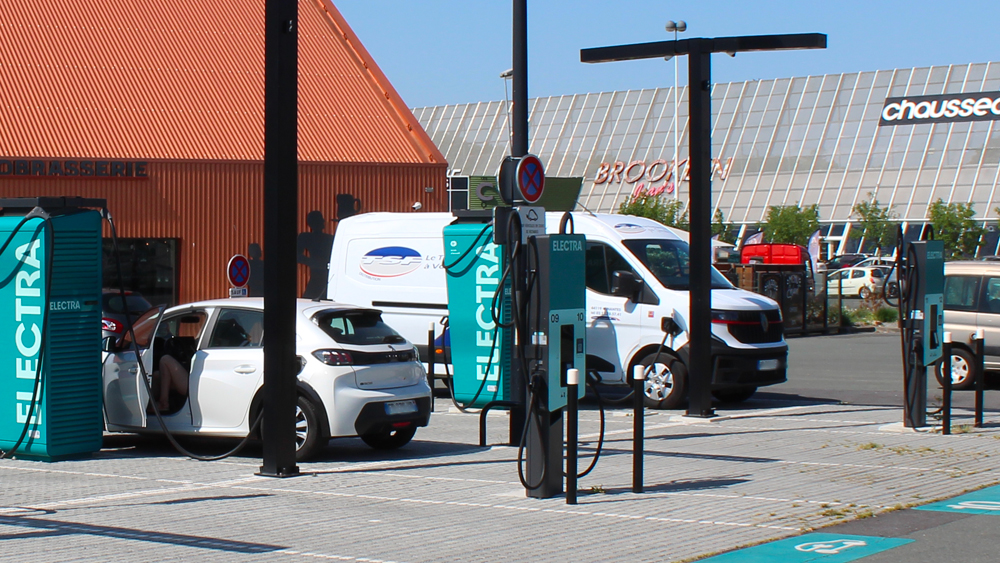 Voiture particulière et utilitaire électriques en recharge