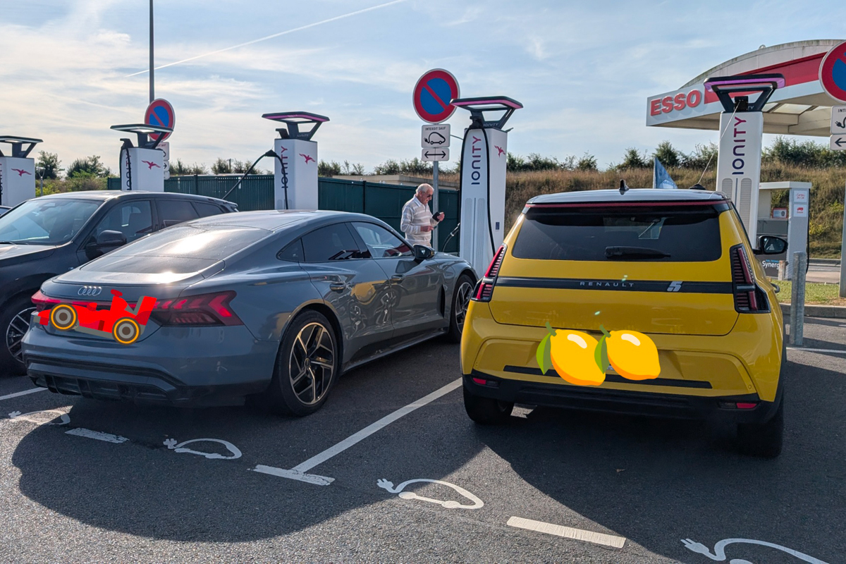 La Renault 5 E-Tech de Jérémy à côté d'une berline Audi e-tron GT